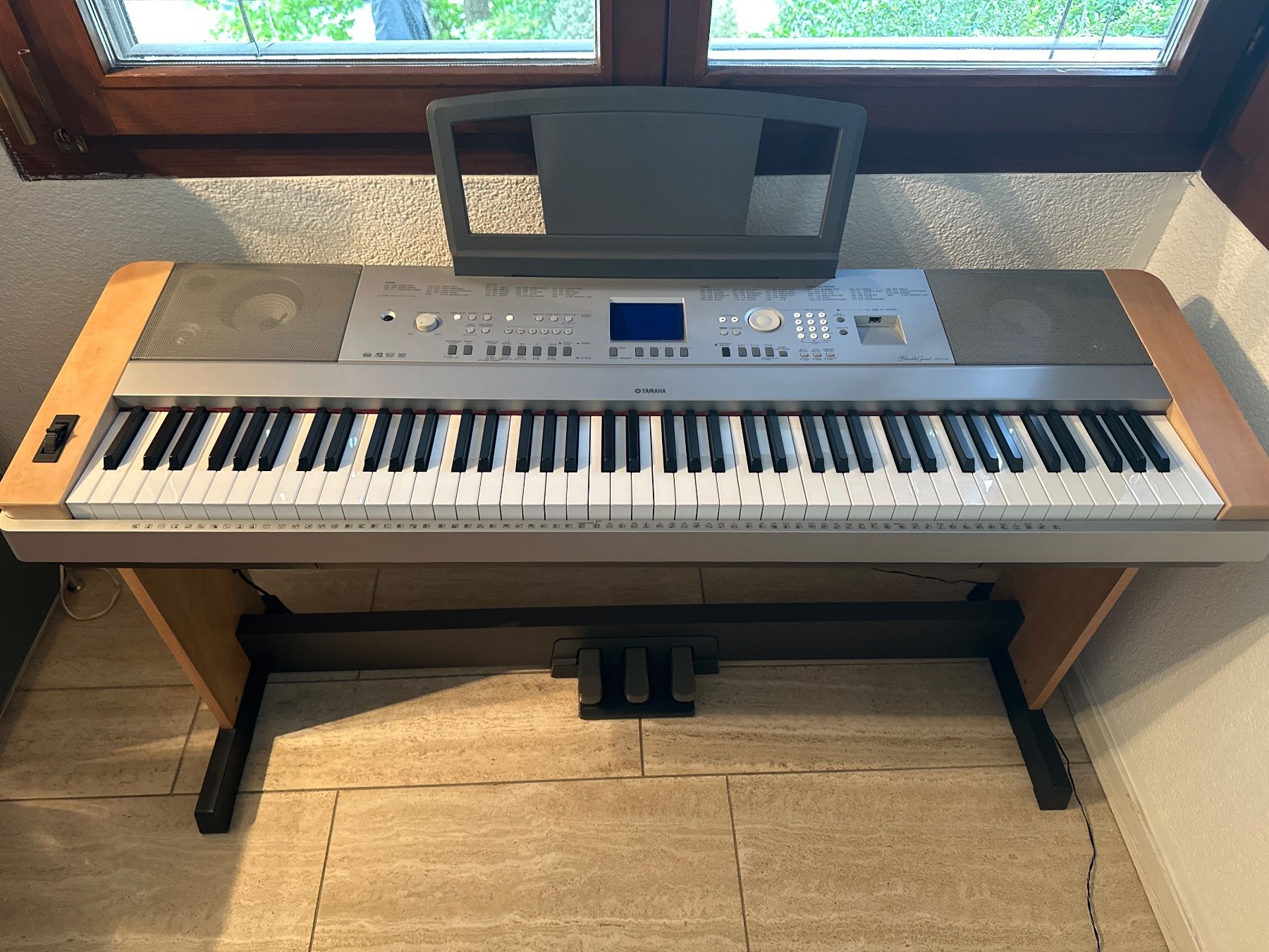 Instruments de musique: Yamaha DGX-640 mit echtem Klavier-Feeling inkl. Ständer – D'occasion à Binningen par ale_t8th