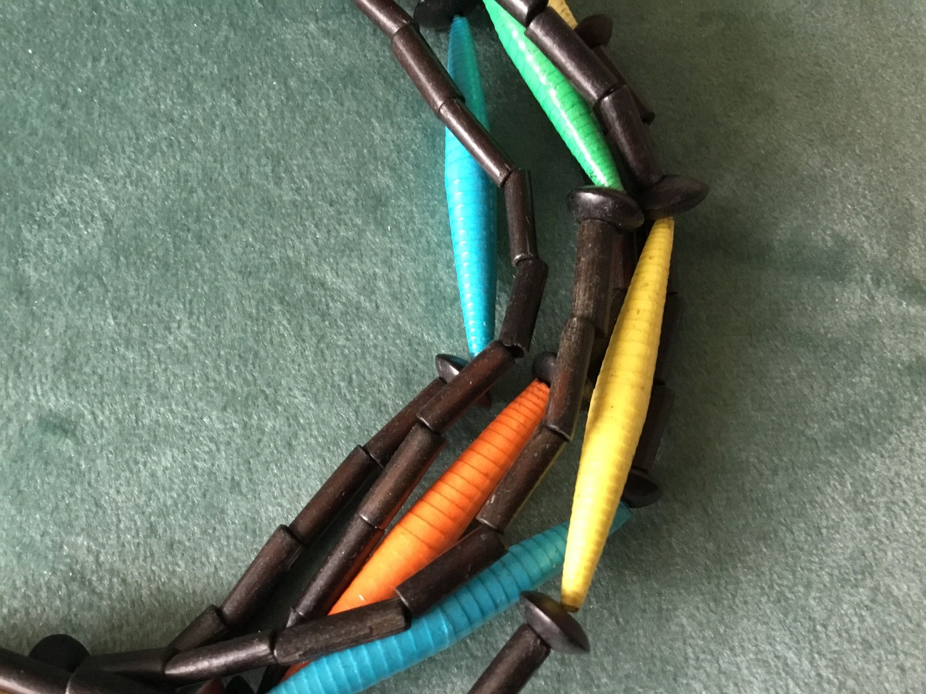 Catenine: Collier fantaisie 6 rangs multicolore – Nuovo e nell'imballaggio originale da Le Landeron venduto da nic_8hd5 2