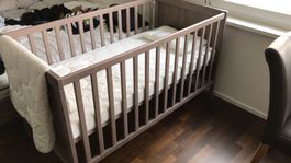 Babybett + neuwertige Matratze + Matratzenschoner und andere