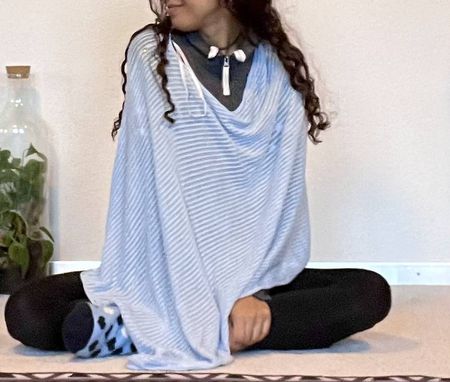 Hellblaue Poncho