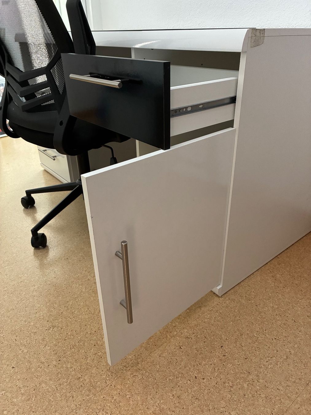Bureaux: Schreibtisch mit Bürostuhl – D'occasion à Pfäffikon ZH par C.Benz1 3