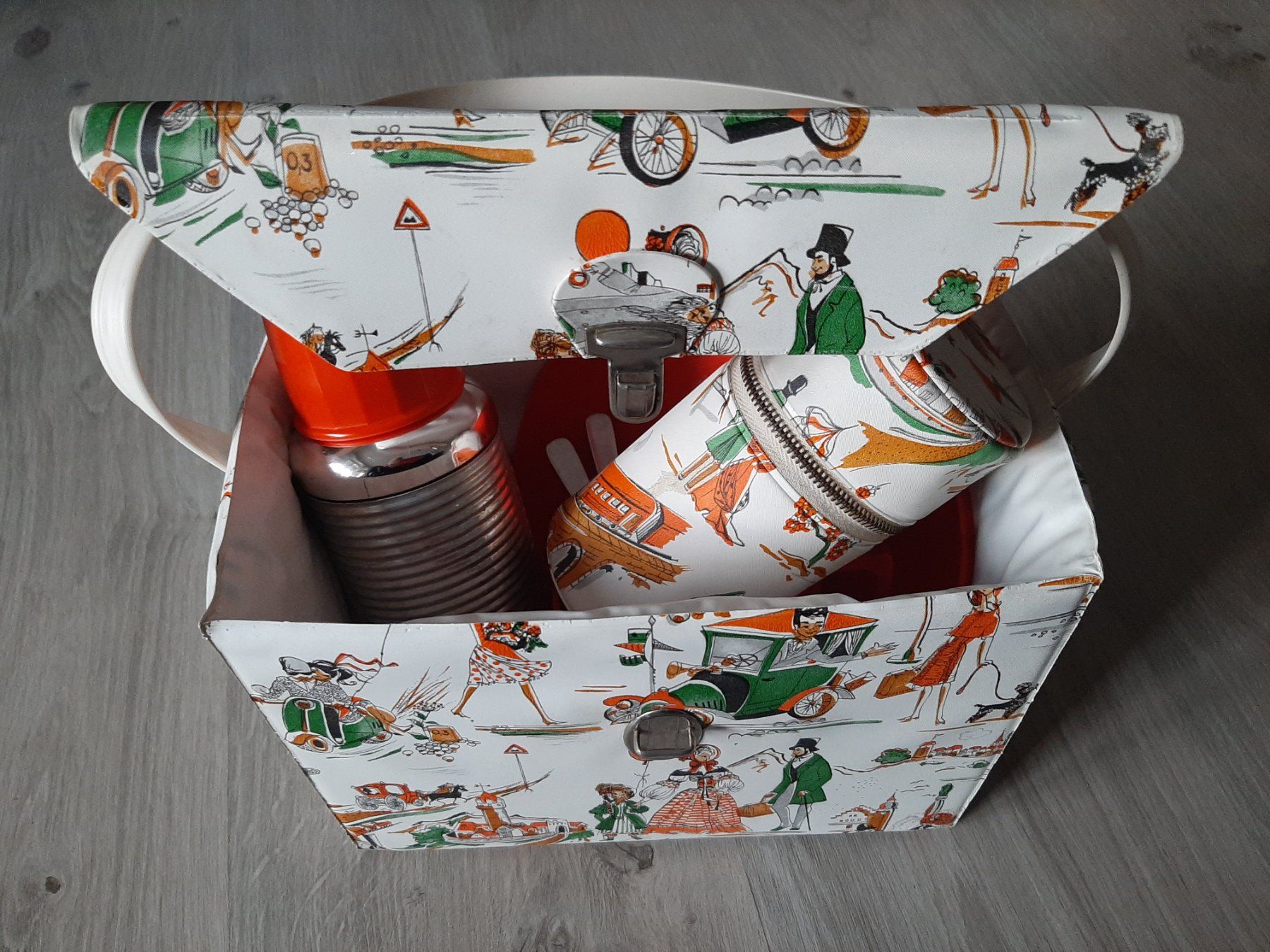 Set di piatti: Mid Century 50er 60er Vintage Oldtimer Camping Picknick Set – Usato da Erschwil venduto da Karabella