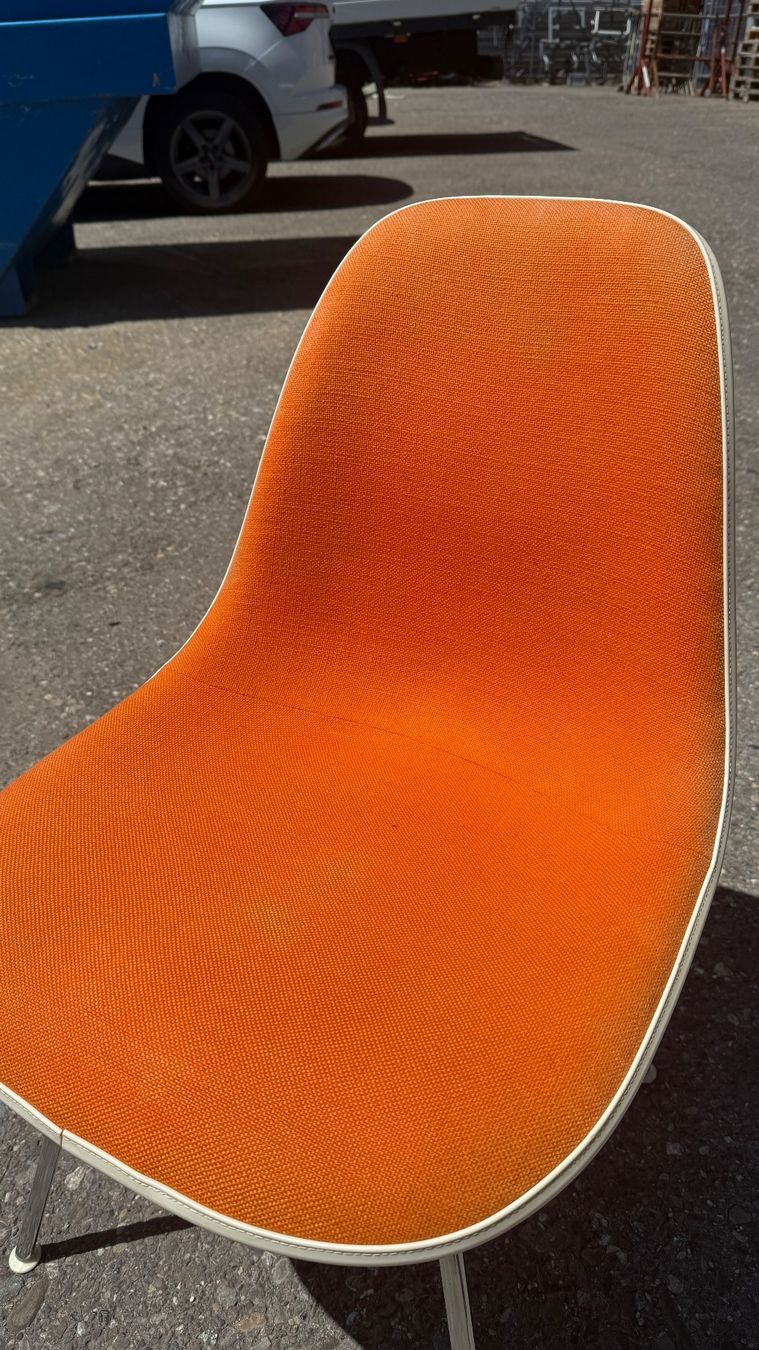 Eames Sedie: Eames Fiberglas Sidechairs Orange, gepolstert – Usato da Volketswil venduto da Kornhouse 2