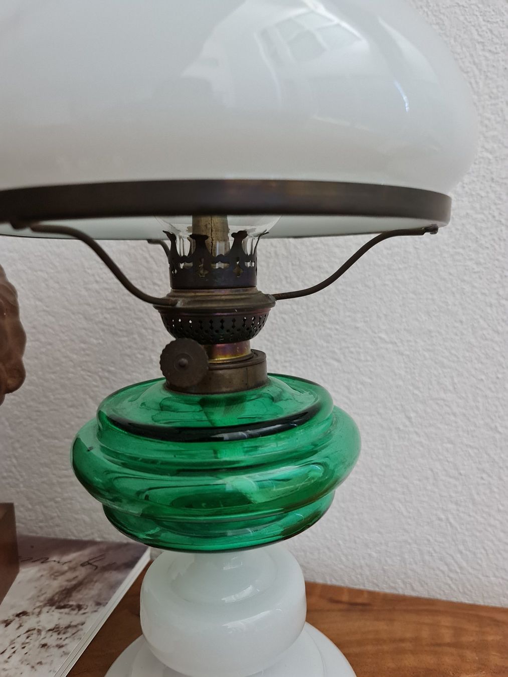 Lampade: Antike Petroleumleuchte, Original, Glas, Opalinglas – Usato da Thun venduto da Lieblingsblume 1