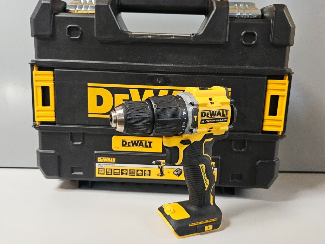 Dewalt Trapani: DeWALT 18V Akkuschrauber DCD100NT ohne Akku – Nuovo e nell'imballaggio originale da Jegenstorf venduto da Bracher_Mail-House