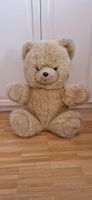 Grosser Teddybär sucht neues Zuhause