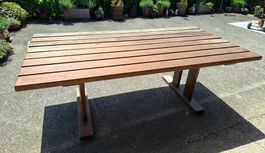 Gartentisch aus Holz