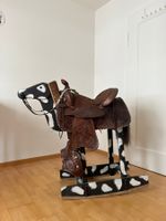 Schaukelpferd mit echtem Westernsattel