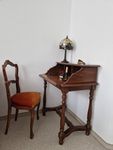 Antiker Schreibtisch mit Stuhl