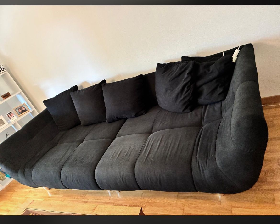 Sofas: Couch schwarz mit Kissen – Gebraucht aus Solothurn von michelth1