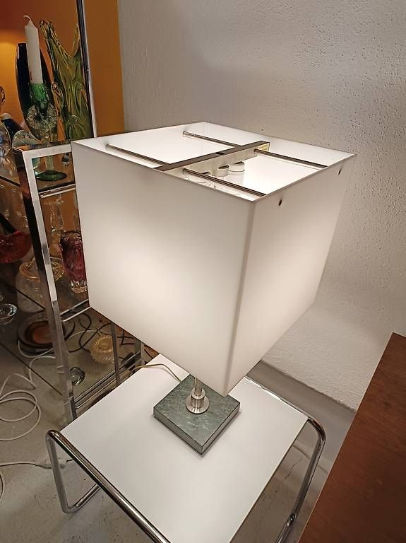 Lampade: Tischlampe Plexiglas und Marmorsockel. – Usato da Winterthur venduto da style-and-design.zrh 3