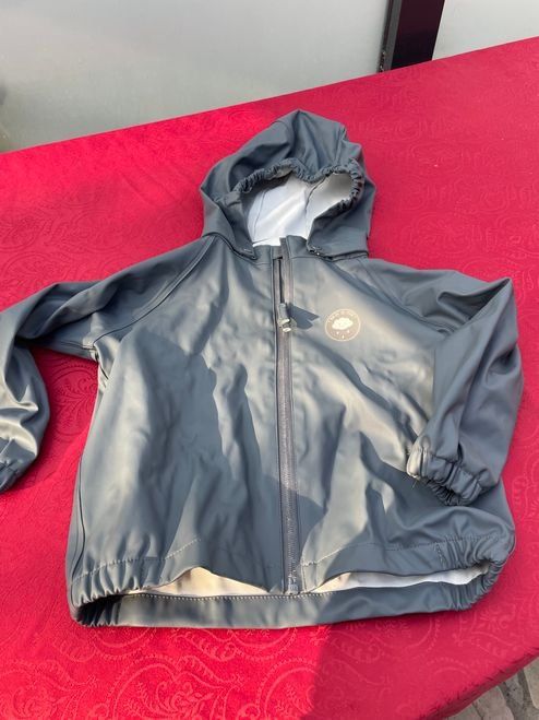 Manor Giacche & Cappotti: NEU Kinder Regenjacke Manor grau 98/104 – Nuovo e nell'imballaggio originale da Bergdietikon venduto da antovale