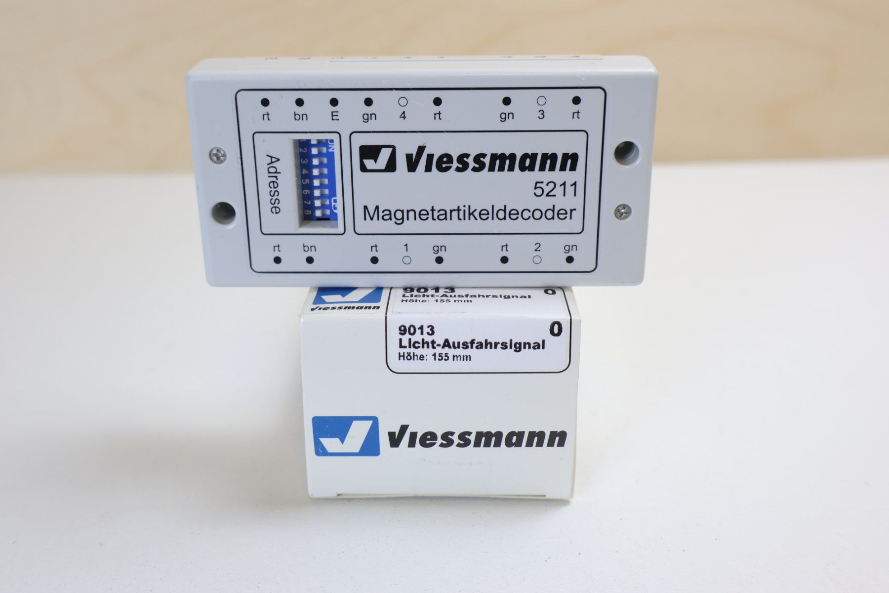 Viessmann Modellini di ferrovie: Viessmann Lichtsignal 9013 Spur 0 + Decoder 5211 - NP: 160.- – Usato da Winterthur venduto da Monstera 5