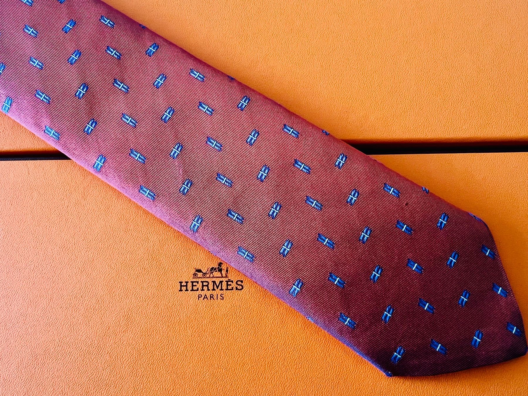 Hermès Cravates: Cravate HERMES-Paris „Purple Dynamite“ - avec box original – Neuf (Voir description) à Le Mont-sur-Lausanne par luxurylover 1