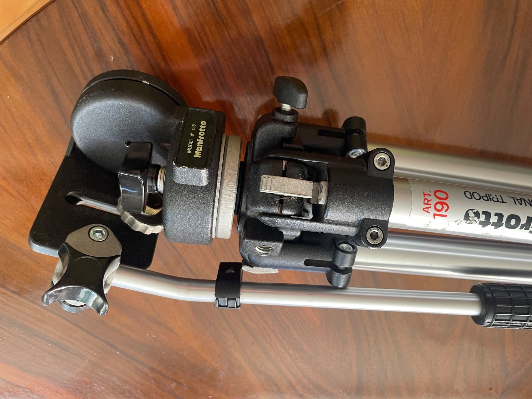 Manfrotto Treppiedi & Teste: Manfrotto 190 Video Stativ mit 128 Fluid Kopf – Usato da Zürich venduto da Arcana_Fail 1