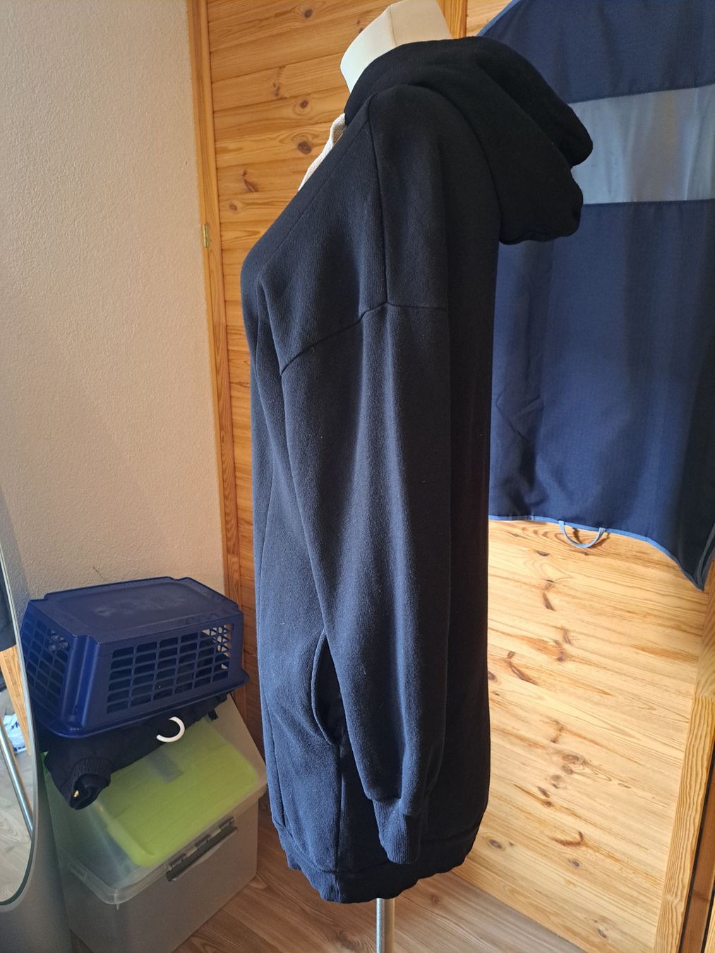 Kleider: Kapuzenkleid schwarz langarm – Gebraucht aus Rafz von MuriFinn 1