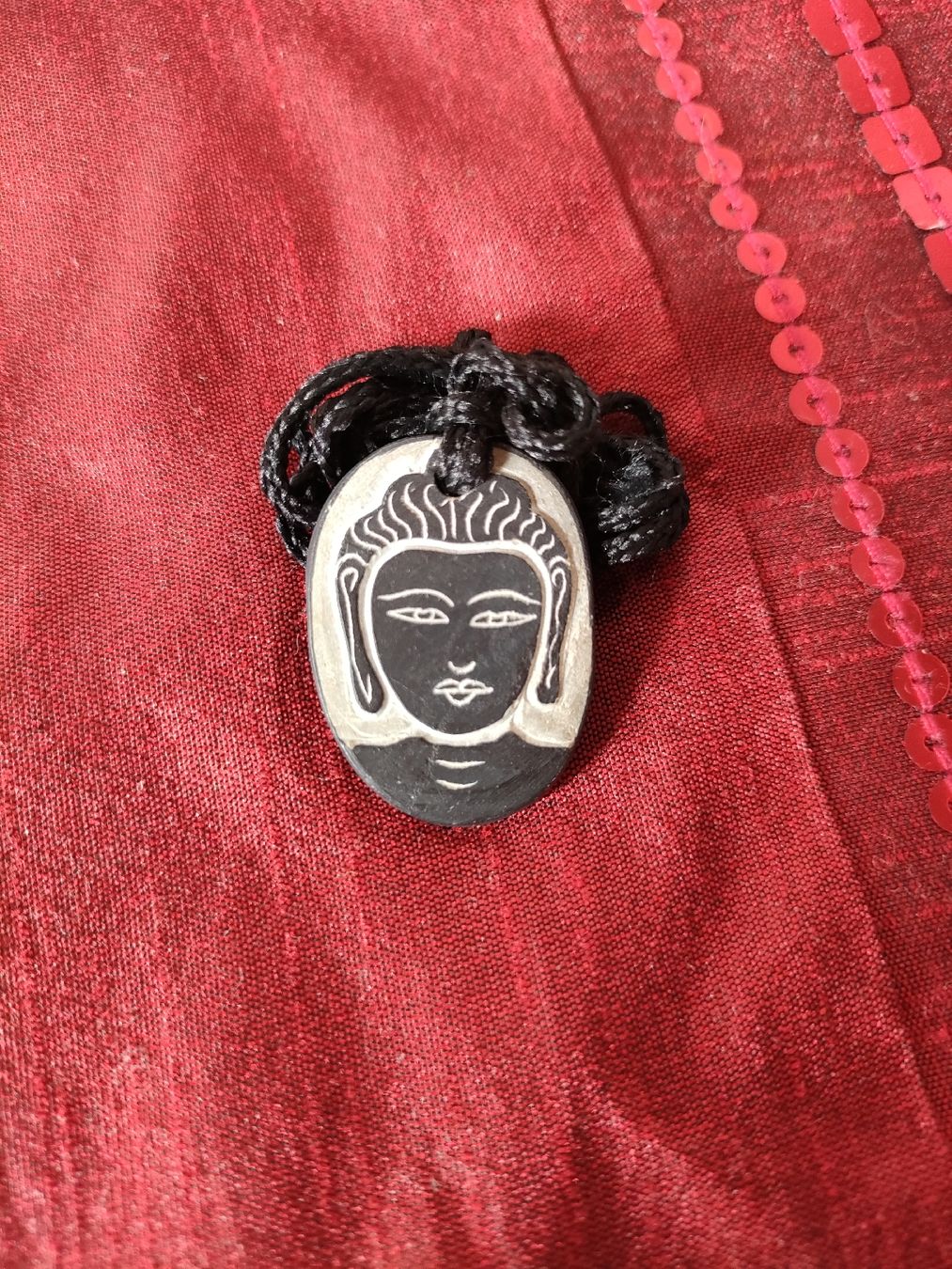 Catenine: Nepal Om Buddha Halskette – Nuovo e nell'imballaggio originale da Triesenberg venduto da feinerli