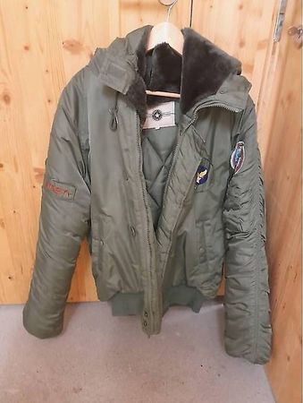 Bomberjacke mit Kaputze