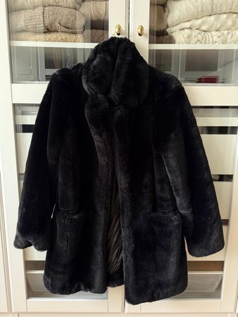 Warmer, schwarzer Pelzmantel