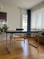 Holztisch mit Chrombeinen