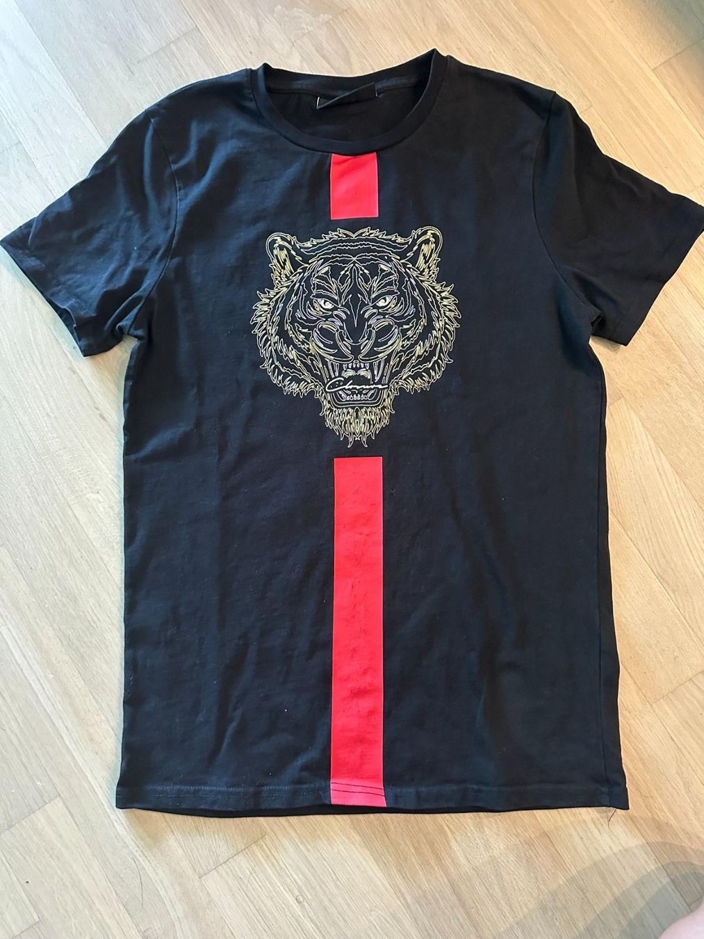 T-Shirts: Closure T-shirt - schwarz/rot/Tiger - S – Gebraucht aus Dübendorf von san_tt6m
