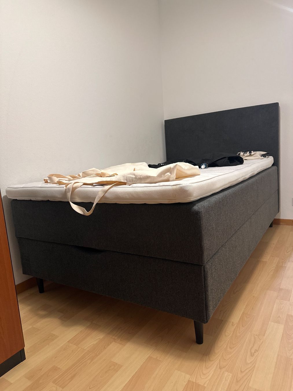 Betten: Boxspringbett dunkelgrau – Gebraucht aus Thun von rol_c6mv
