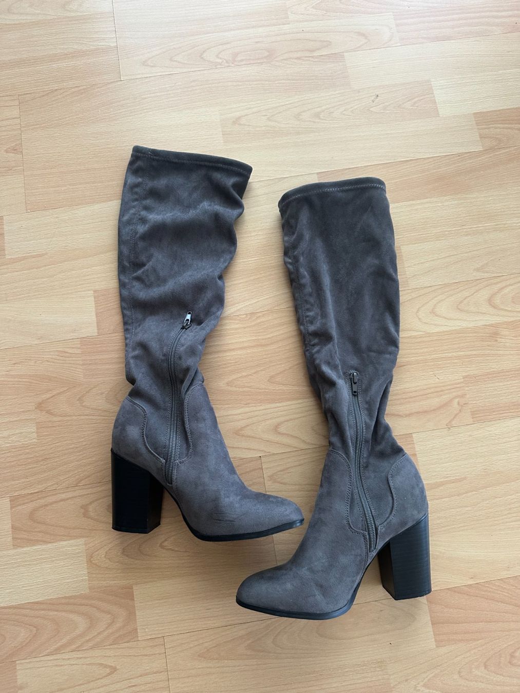 Damenschuhe: Stiefel Blockabsatz, Grau – Gebraucht aus Niederglatt ZH von Polobunny 2