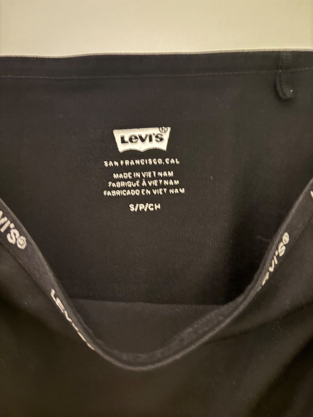 Levi's Tops: Levis cropped Top – Gebraucht aus Zürich von hue_82qd 1