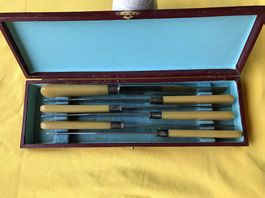 6 couteaux anciens dans leur boîte d'origine