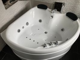 Eckbadewanne mit Whirlpoolfunktion für wohlige Entspannun...