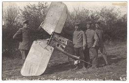 Fotokarte Teil abgestürzten Kampfflugzeugs - 1. Weltkrieg