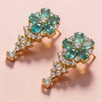Boucles d’oreilles, fleurs en émeraude