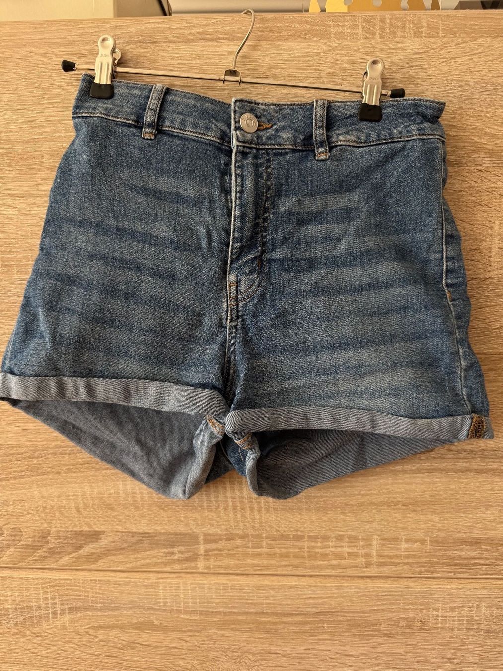 H&M Pantaloni: Short slim taille haute – Usato da Montreux venduto da Izapechee