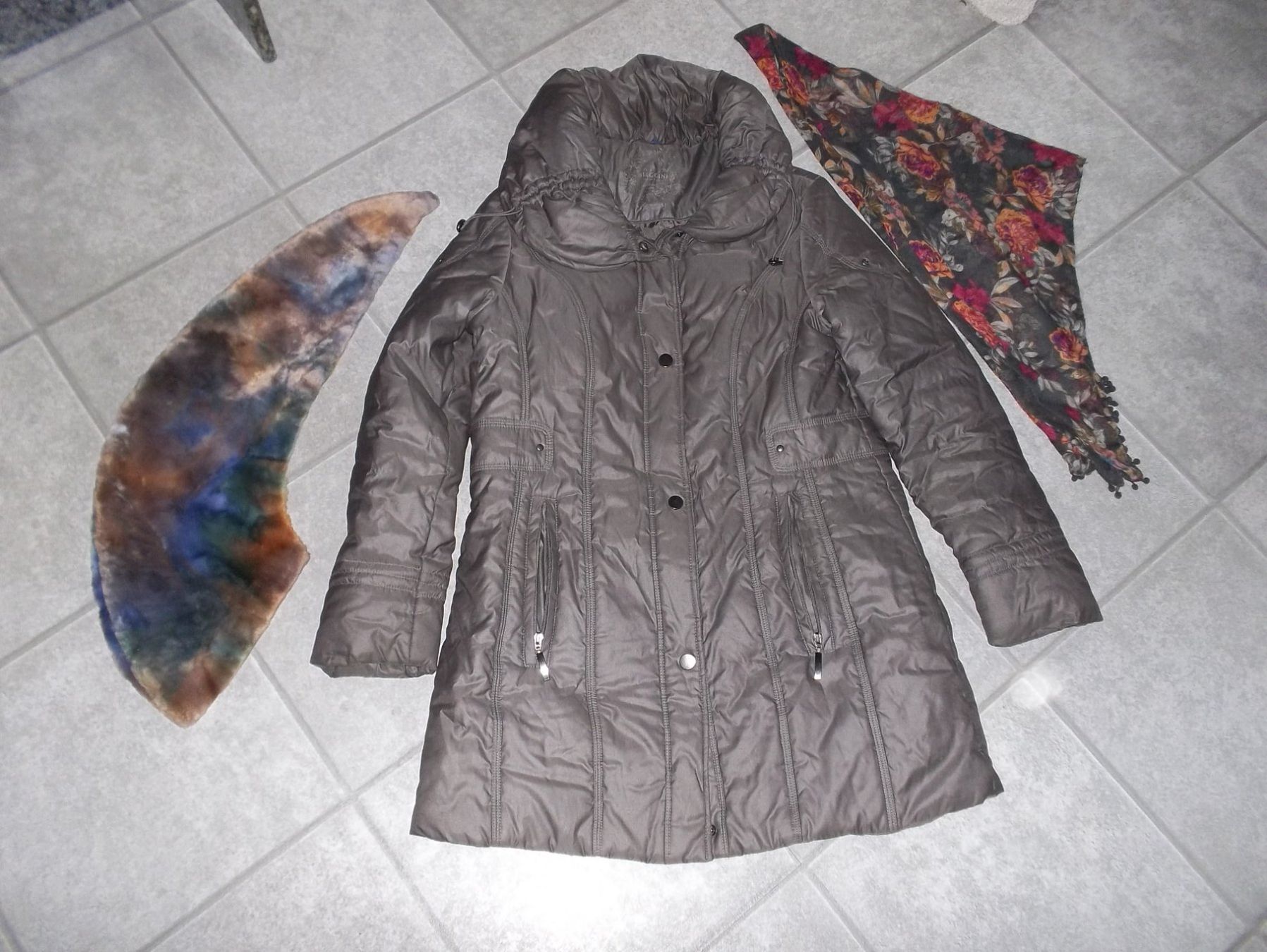 Cappotti: Damenmantel mit Foulards Grösse 38 – Usato da Kaltbrunn venduto da Cindy99