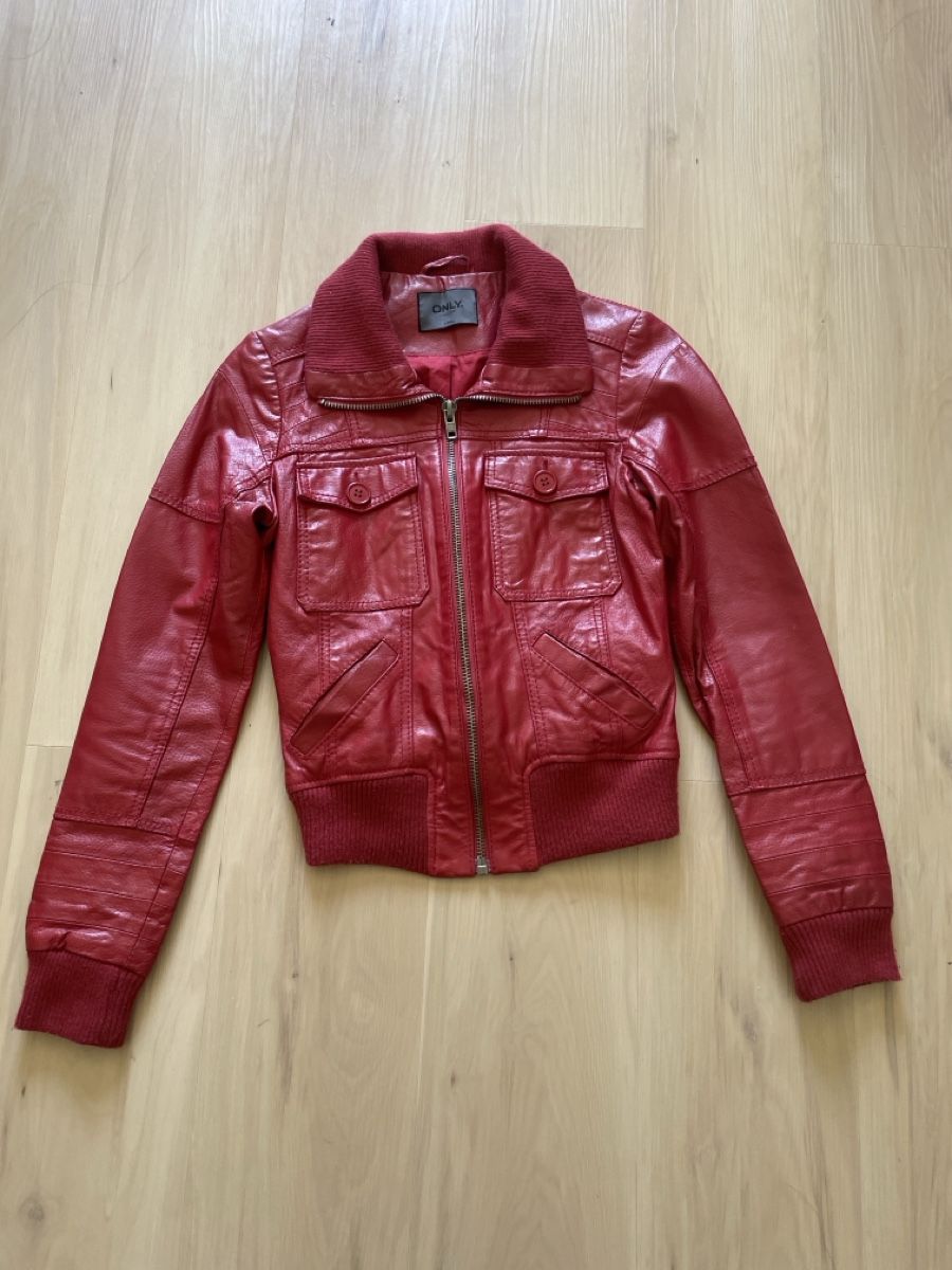 Jacken: Veste en cuir rouge  – Gebraucht aus Prilly von ngu_ccj2