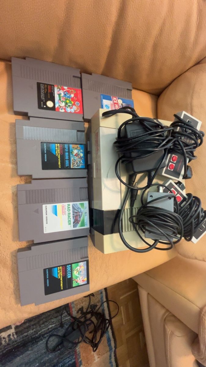 Nintendo Consoles: Nintendo NES Konsole Bundle inkl. 2 Controller & 5 Spiele – D'occasion à Buchs AG par dim_6c9l