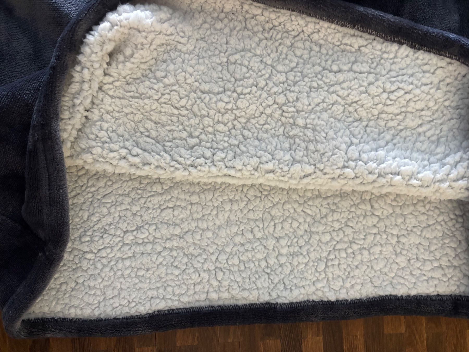 Altro in  Abbigliamento & Accessori: Kuscheldecke mit Ärmel Kapuze dunkelgrau – Usato da Hinwil venduto da liviipivii 2