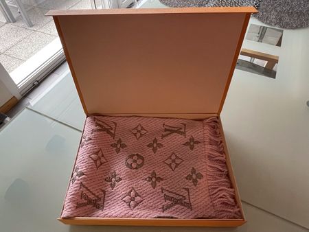 Echarpe Louis Vuitton Logomania Rose, laine et soie !