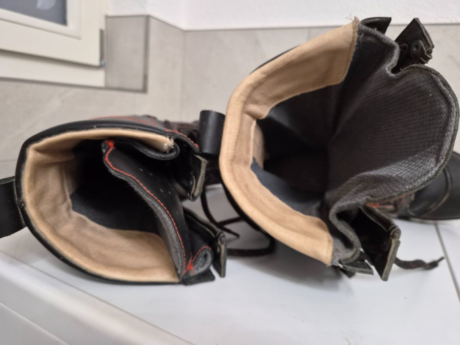 Scarpe da uomo: Feuerwehrstiefel Gr. 45, gebraucht – Usato da Schwanden i.E. venduto da Cothesama 4