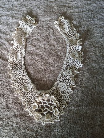 Handgehäkelter Vintage Kragen mit Blumen, zart und festlich!