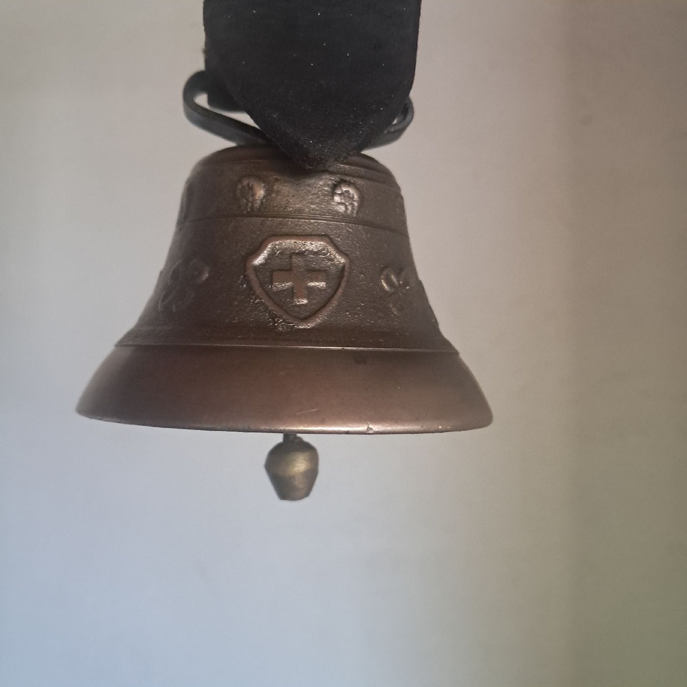 Campanacci mucche: ALTES GLÖGGLI MIT LEDERRIEMEN  – Usato da Murten venduto da SHETHOF 1