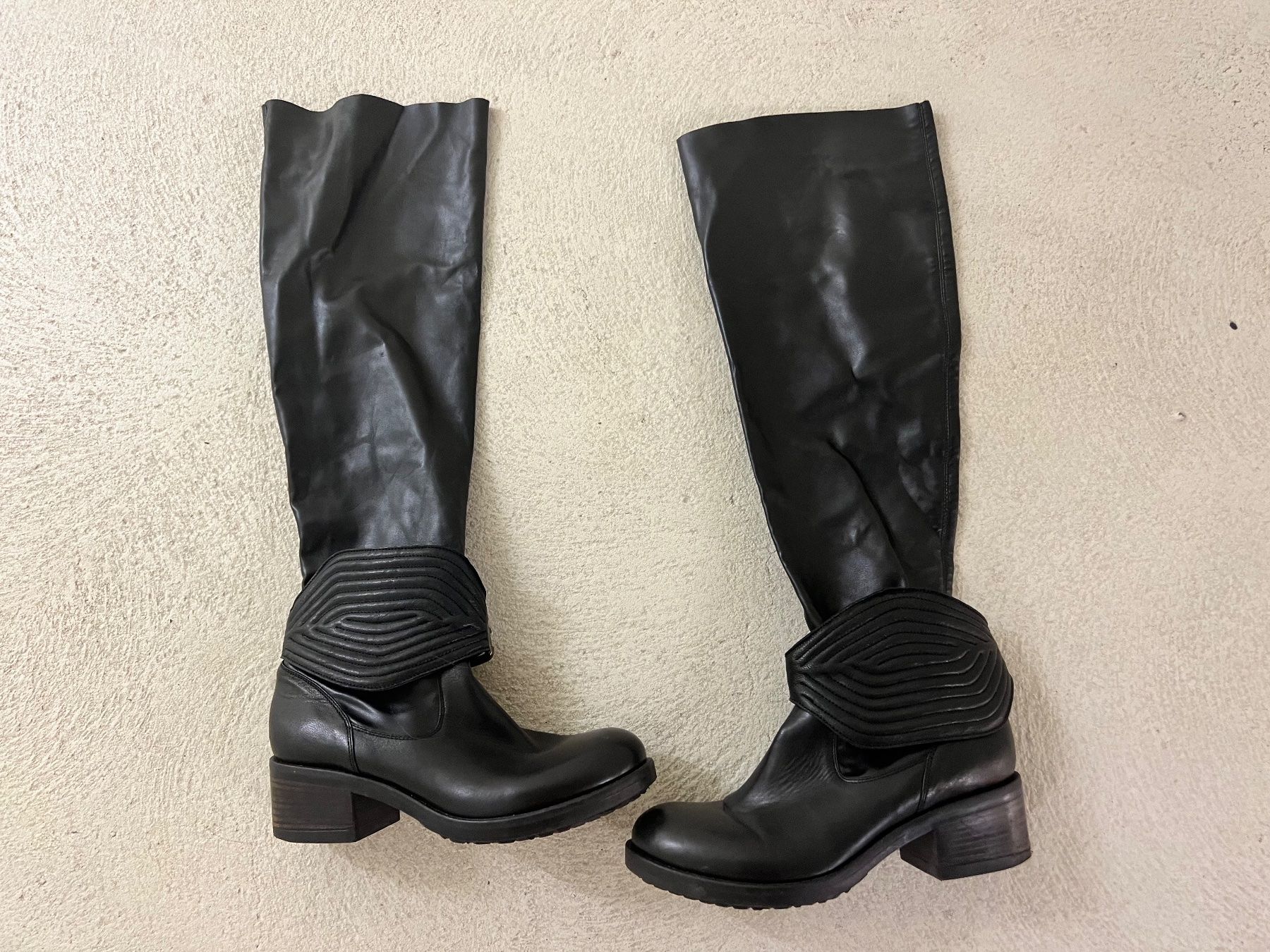 Scarpe da donna: Lederstiefel mit hohem Schaft – Usato da Allschwil venduto da Frida015 6