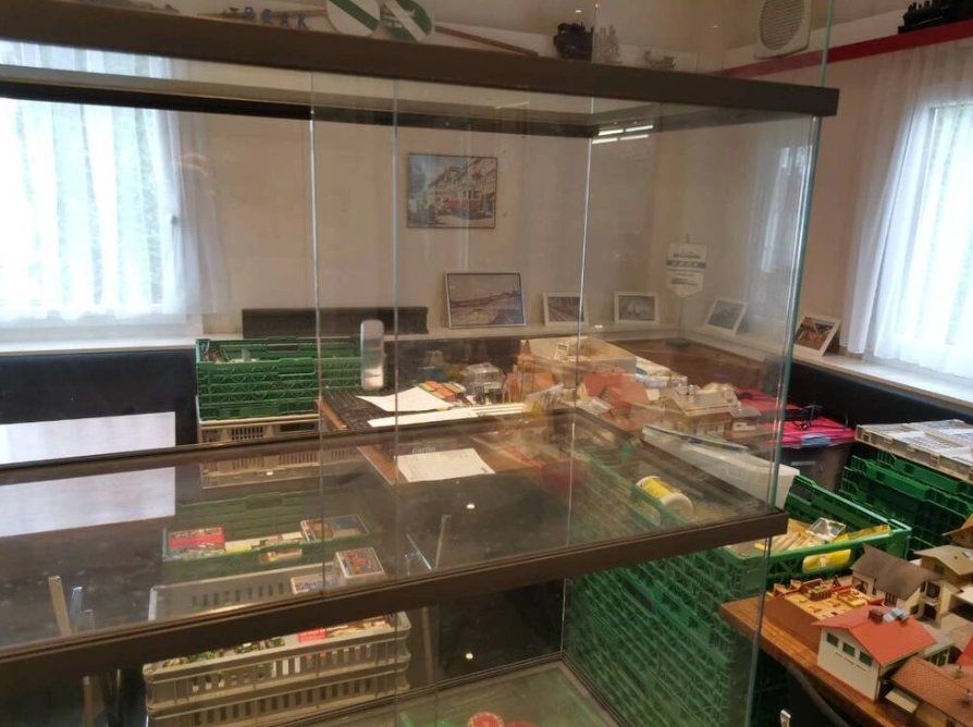 Vitrinen: Ausstellungsvitrine – Gebraucht aus St. Margrethen SG von tribeli98 4