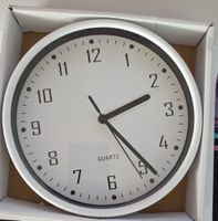 Wanduhr weiss Quarzwerk analog neuwertiger Zustand