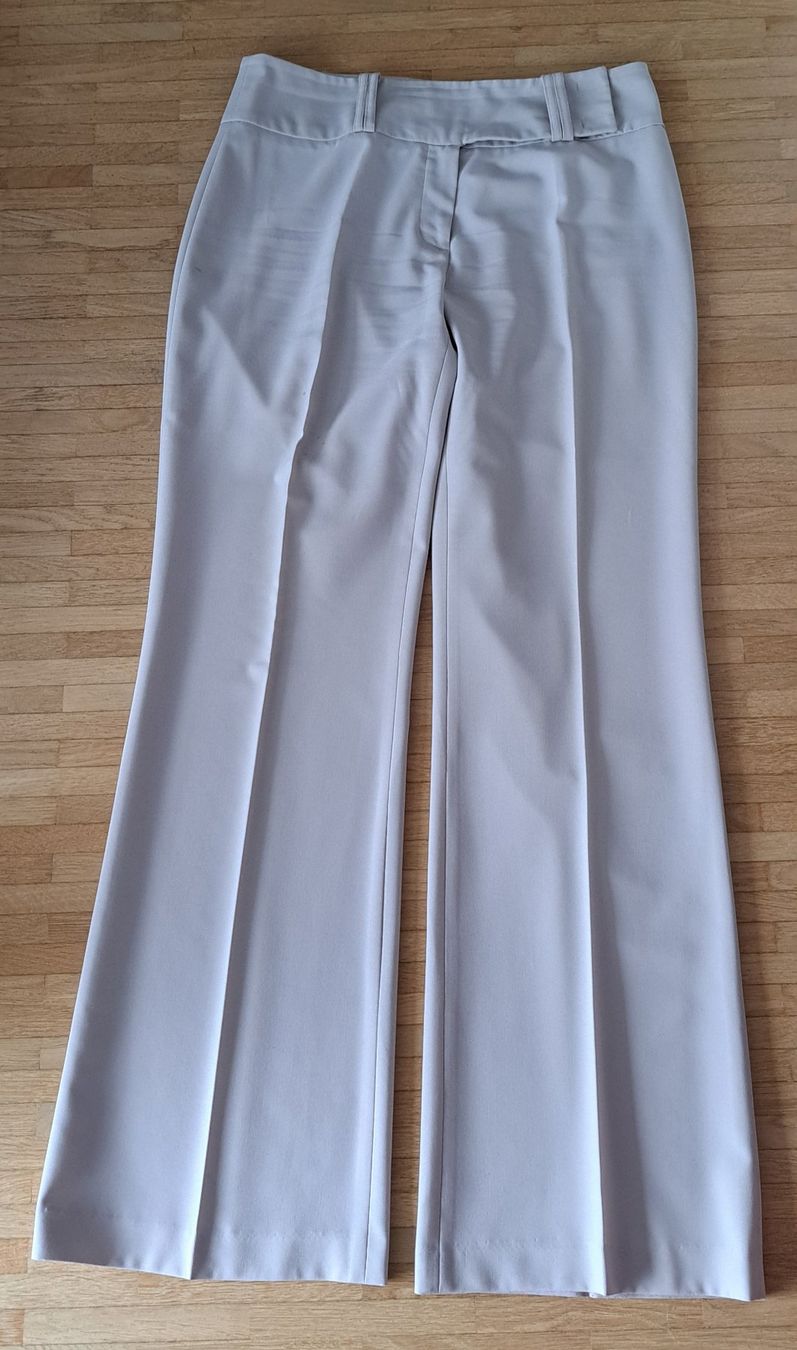 Pantaloni: Elégant pantalon beige clair – Nuovo (secondo la descrizione) da Le Mont-sur-Lausanne venduto da olatiu 1