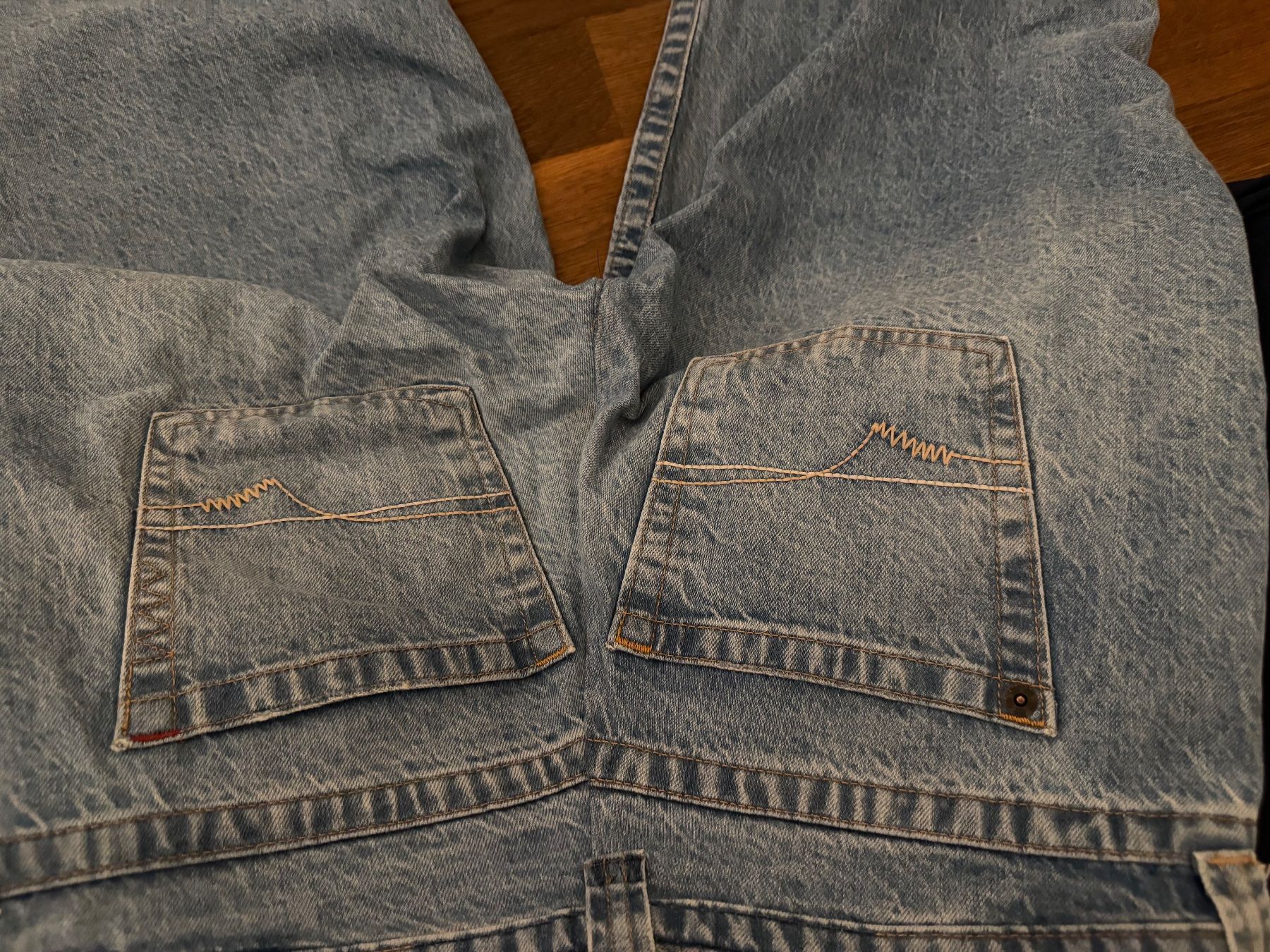 Jeans: Jeans BDG blau hellblau gerade Schnitt gebraucht – Gebraucht aus Adliswil von lar_2ltd 3