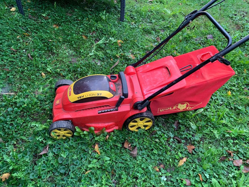 Wolf Akku Rasenmäher mit 2 grossen Akkus und 2 Ladegeräten. Kaufen