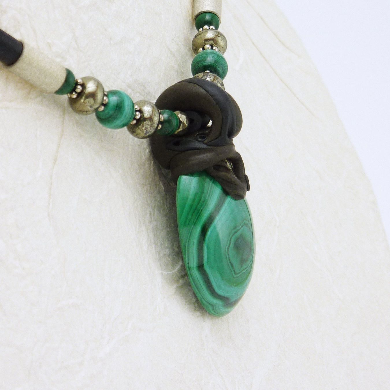 Catenine: Malchit Kette mit Pyrit und Silber auf Kautschuk aufgezogen – Nuovo e nell'imballaggio originale da Meilen venduto da Byrd-bijoux 2