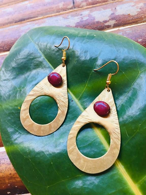Orecchini pendenti & Orecchini a lobo: Messing Ohrhänger mit roter Glasperle - boho- gipsy- ethnic – Usato da Oberwil b. Zug venduto da Temuera 2