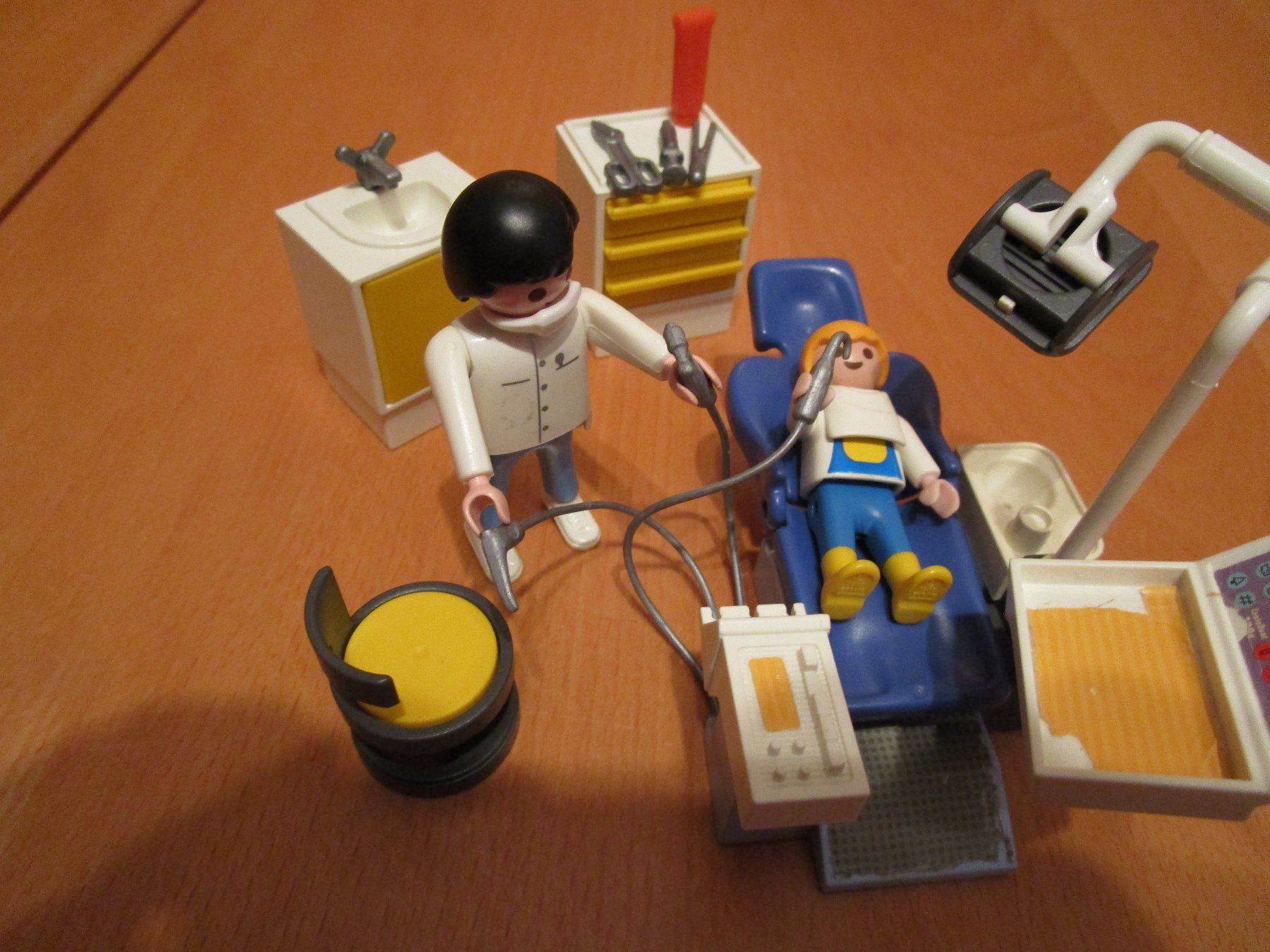 Playmobil Spielzeuge: Playmobil  -  beim Zahnarzt – Gebraucht aus Wetzikon ZH von Storchadebar